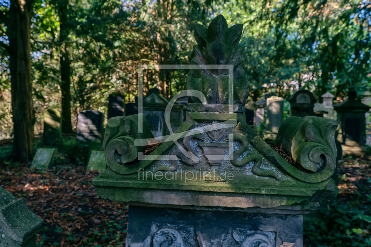 Bild-Nr.: 12805788 Einzigartige Grabsteine auf einem Friedhof erstellt von volker heide