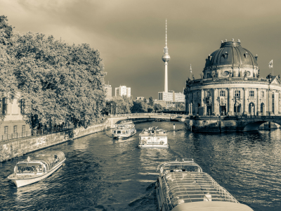 Bild-Nr: 12742575 Ausflugsboote auf der Spree in Berlin - Monochrom Erstellt von: dieterich